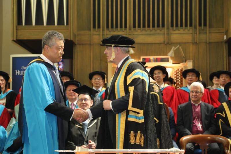 哈德斯菲尔德大学授予中国驻英大使刘晓明荣誉博士学位